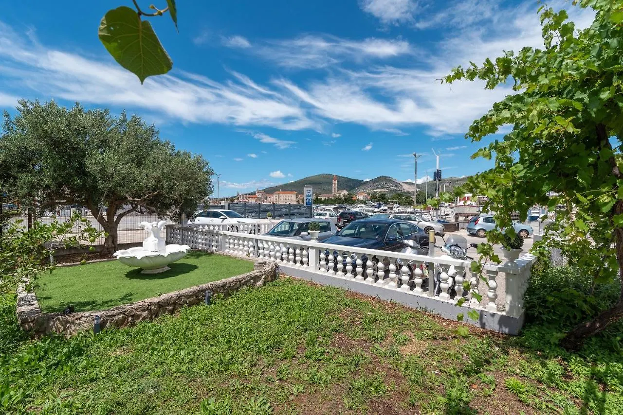 Apartments Bozan Traù 0*,